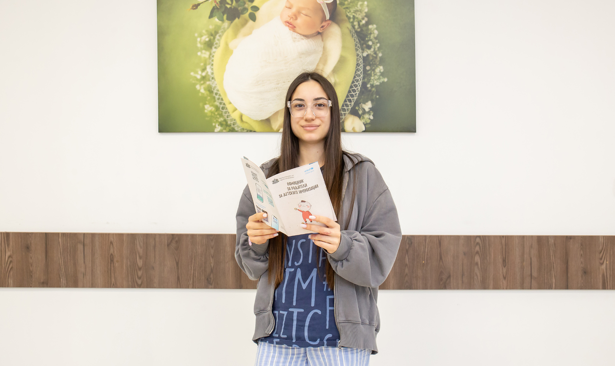 Майките на новородени в СБАЛАГ "Майчин дом" получиха подарък книжки-помощници